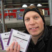 Gernot im Bremer Hauptbahnhof mit den Daten der Koenig Oedipus DVD