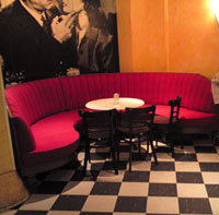 Das rote Sofa im Abaton-Foyer
